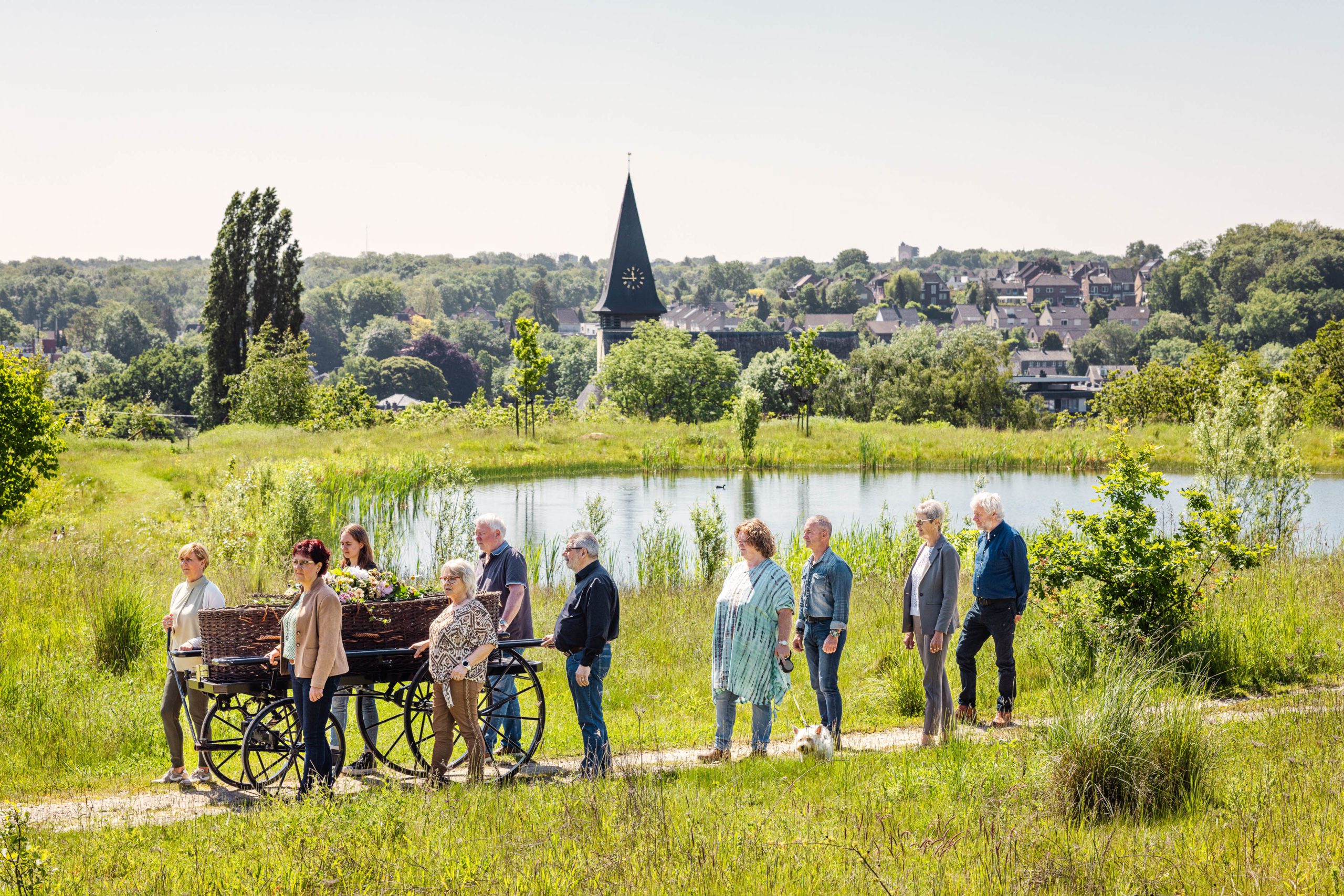 Begrafenis, de dierbare naar de laatste rustplaats begeleiden.