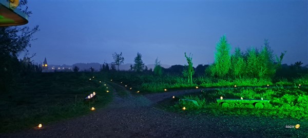 Herdenkingsavond 2023, foto van de met lichtjes begeleide paden, de essentie ervaren