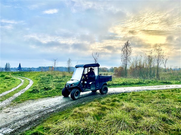 Natuurbeheerder John Nevelstein met E-car