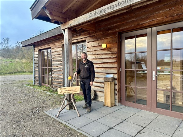 Natuurbeheerder John Nevelstein met boomschijvenhouder