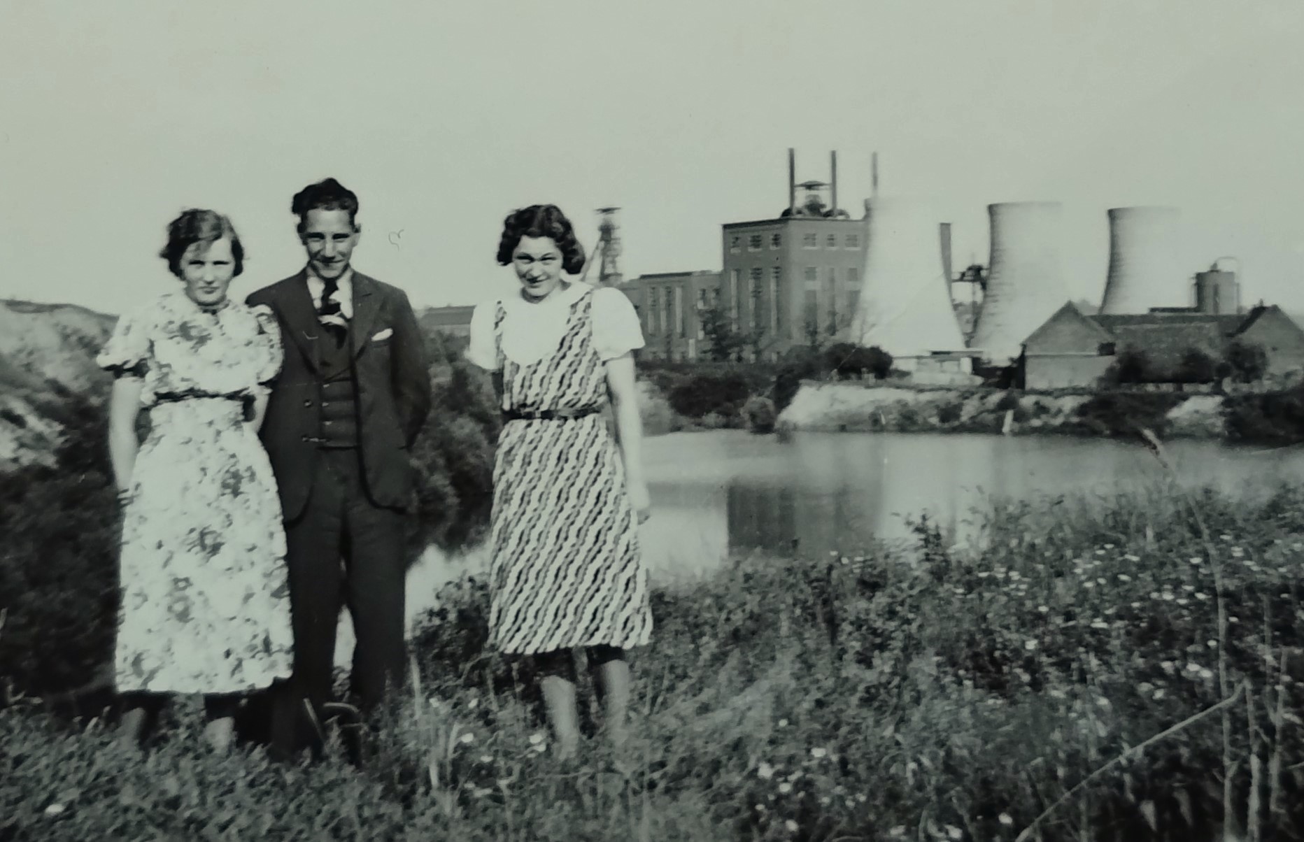 Foto van de ouders van Wim Pelzer en vrienden bij de voormalige Hermangroeve