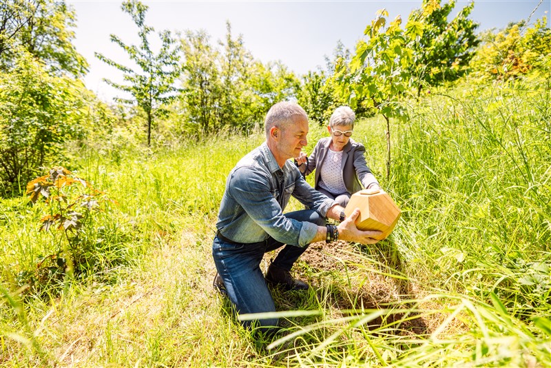 In scène gezette foto van een urnbegraving, Informatiemiddag cremeren en natuurbegraven