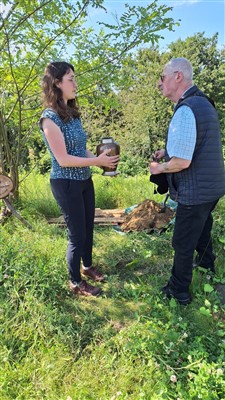 Dag van de urnbegraving op een plek in de natuur